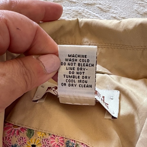 Beautiful Gently Loved Women's Tan Rain Coat with Floral Lining by Michael Kors - Picture 15 of 15